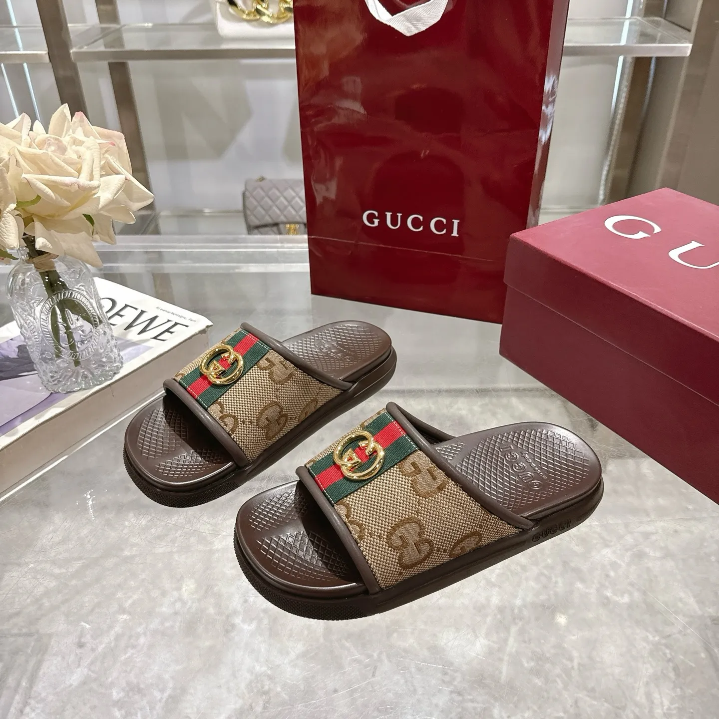 👑 Men's Shoes 420💰 New Summer Men's Slip-On Slides This piece is inspired by the summer spirit and beach clubs of the Italian coast and is part of Gucci Lido. The Pre-Fall collection reinterprets the brand's signature elements and sophisticated patterns in a contemporary way. Made from black rubber, these flat sandals feature a slip-on design that reinterprets the brand's distinctive green and red web design.  GG Classic Upper Men's Molded Rubber Footbed GG Gold Hardware Logo Flat Made in Italy Size: Men's 40 to 47,